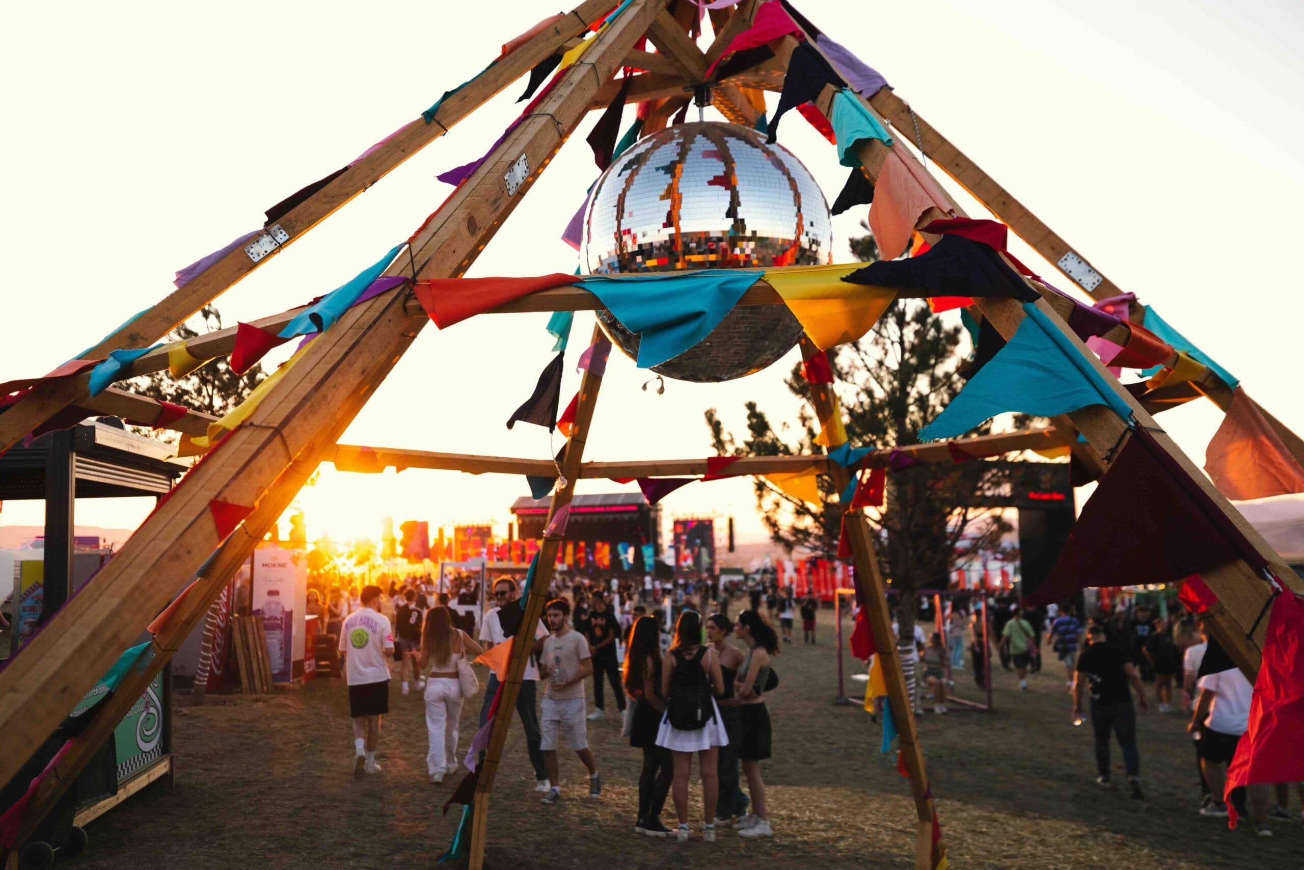 Dua Lipa, Shawn Mendes, Peggy Gou, Fatboy Slim, Mochakk, Anyma… From August 1, head for Pristina, the capital of Kosovo, for the Sunny Hill Festival!